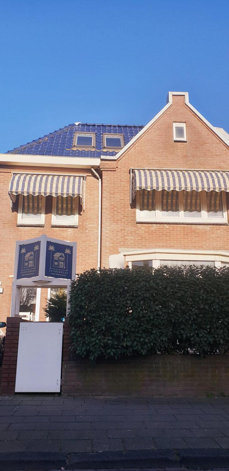Casa de hóspedes Aan Zee 2*